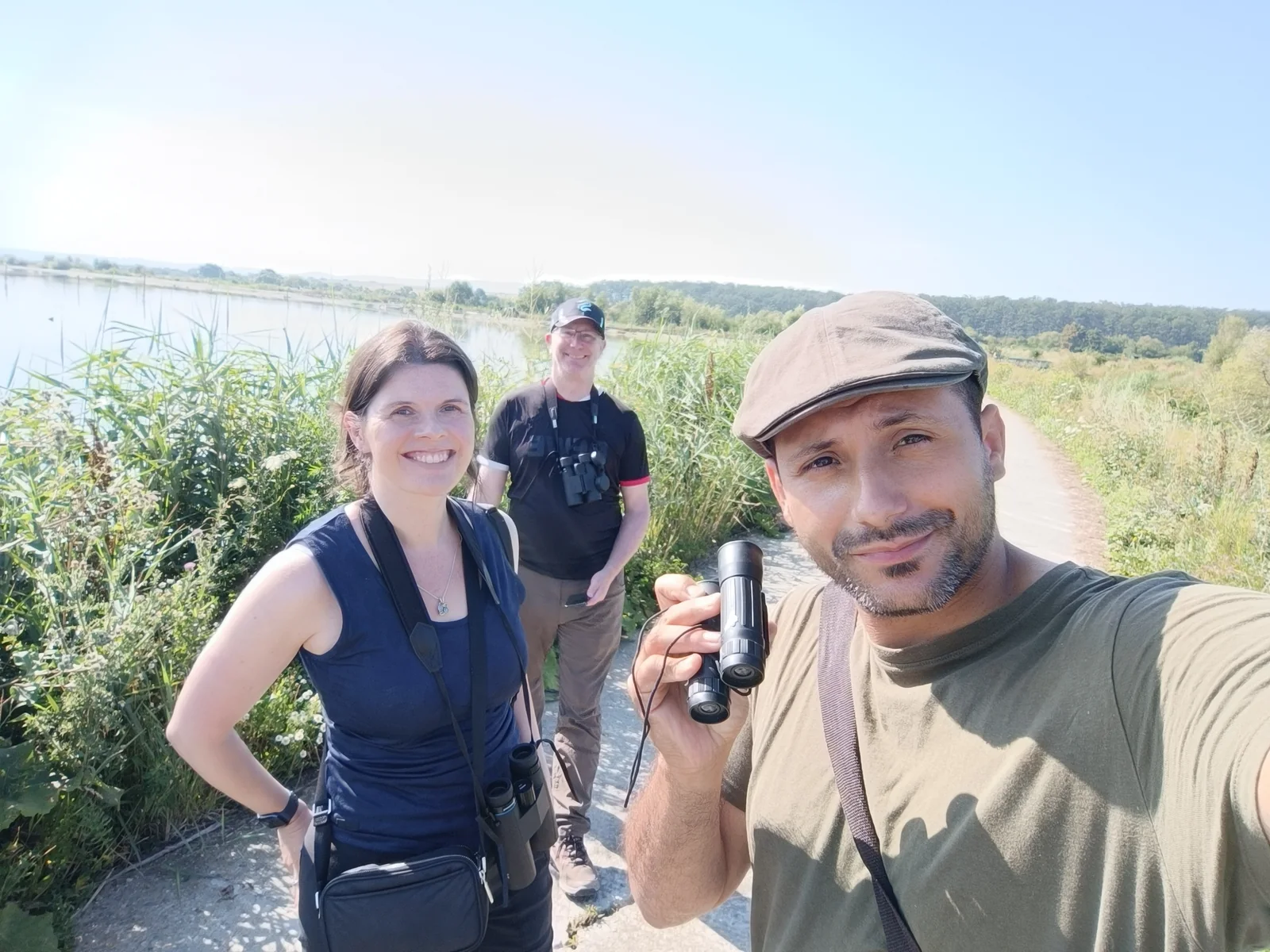Ghid naturalist cu turisti pe traseul botanic din Carpati