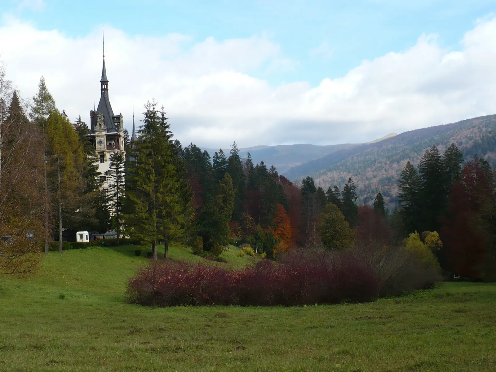 Peisaj cu Castelul Peleș și grădinile din Sinaia în tur privat