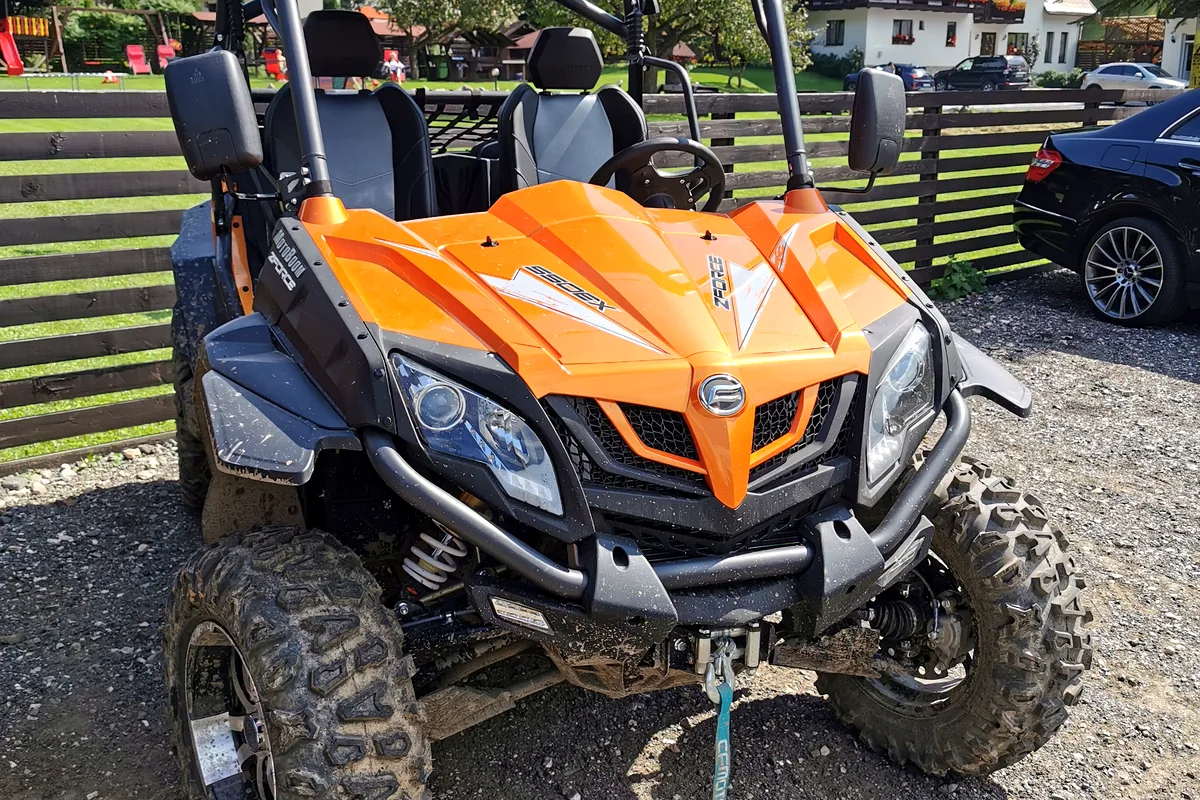 Buggy CAN-AM 1000 în tur off-road extins prin peisaje montane