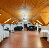 Sala de conferinta la mansarda cu tavan din lemn si mese rotunde Max International Rasnov
