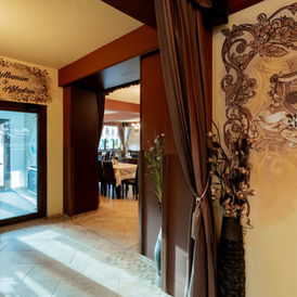 Sala restaurantului la Max Internațional Râșnov, vara 2025