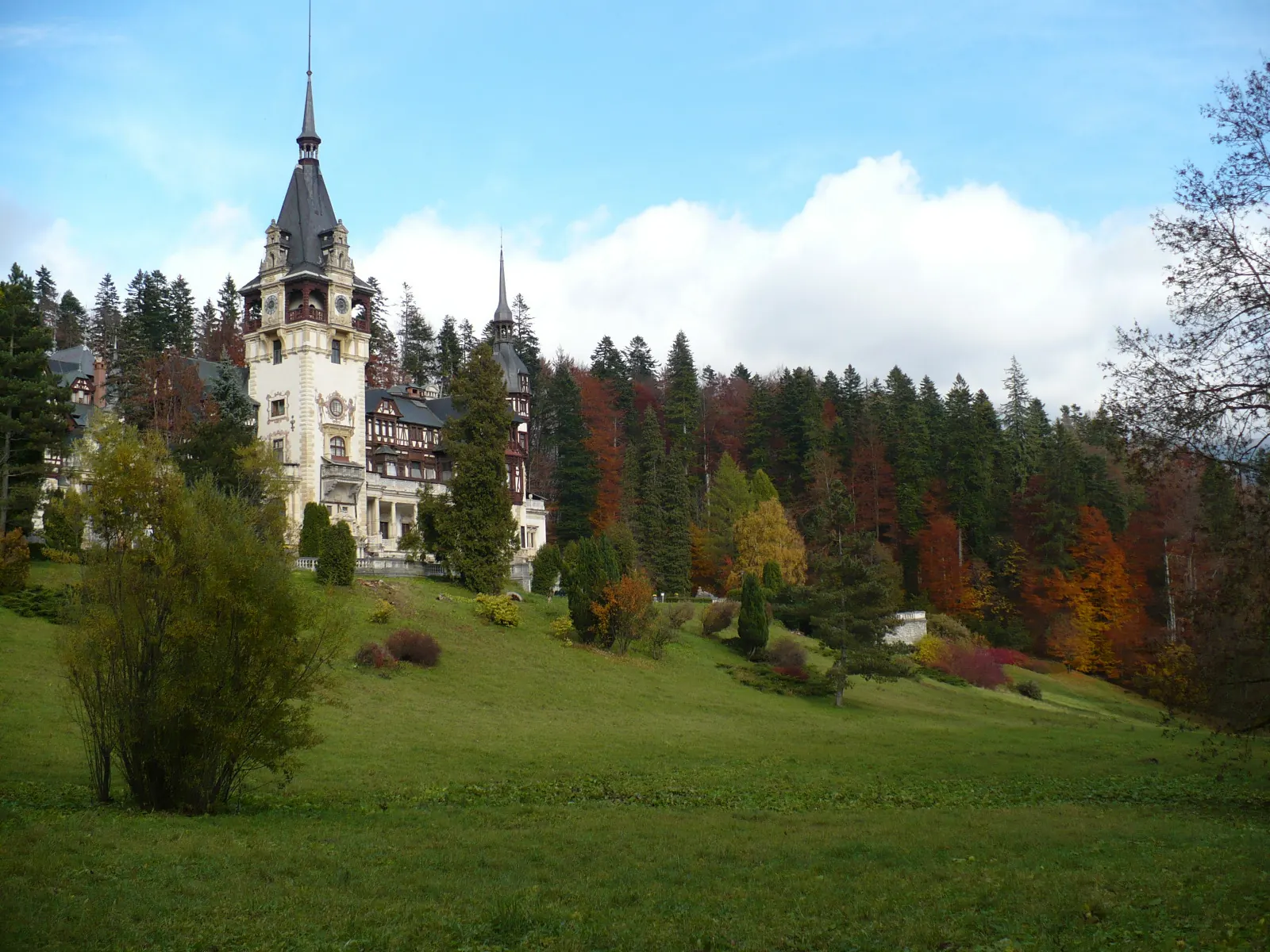 Panoramă spre Sinaia și Castelul Peleș în excursie privată cu ghid local