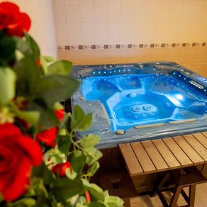 Jacuzzi / cadă SPA privată pentru Camera Deluxe Max International Râșnov