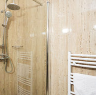 Cabina de duș din baia apartamentului duplex