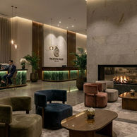 Lobby elegant hotel Crystal Palace cu receptie din marmura verde si personal la birou