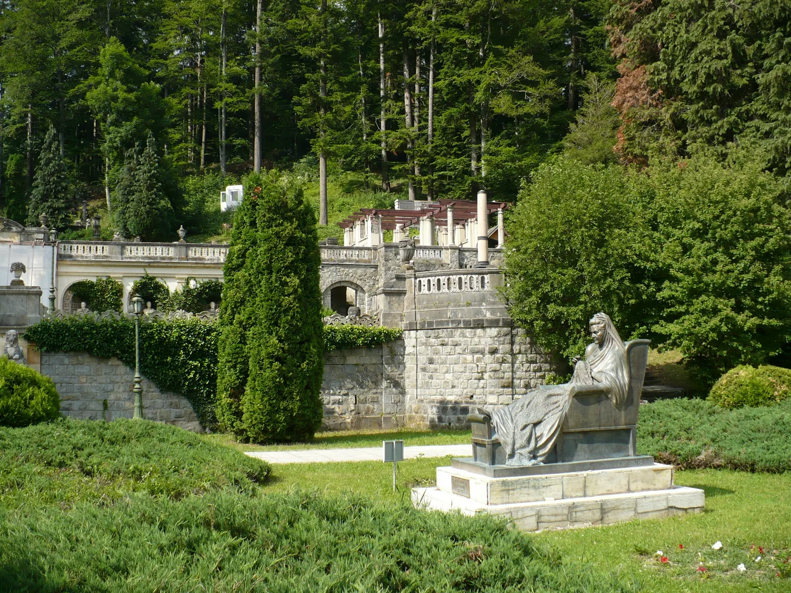 Grădinile Castelului Peleș din Sinaia vizitate în turul privat premium