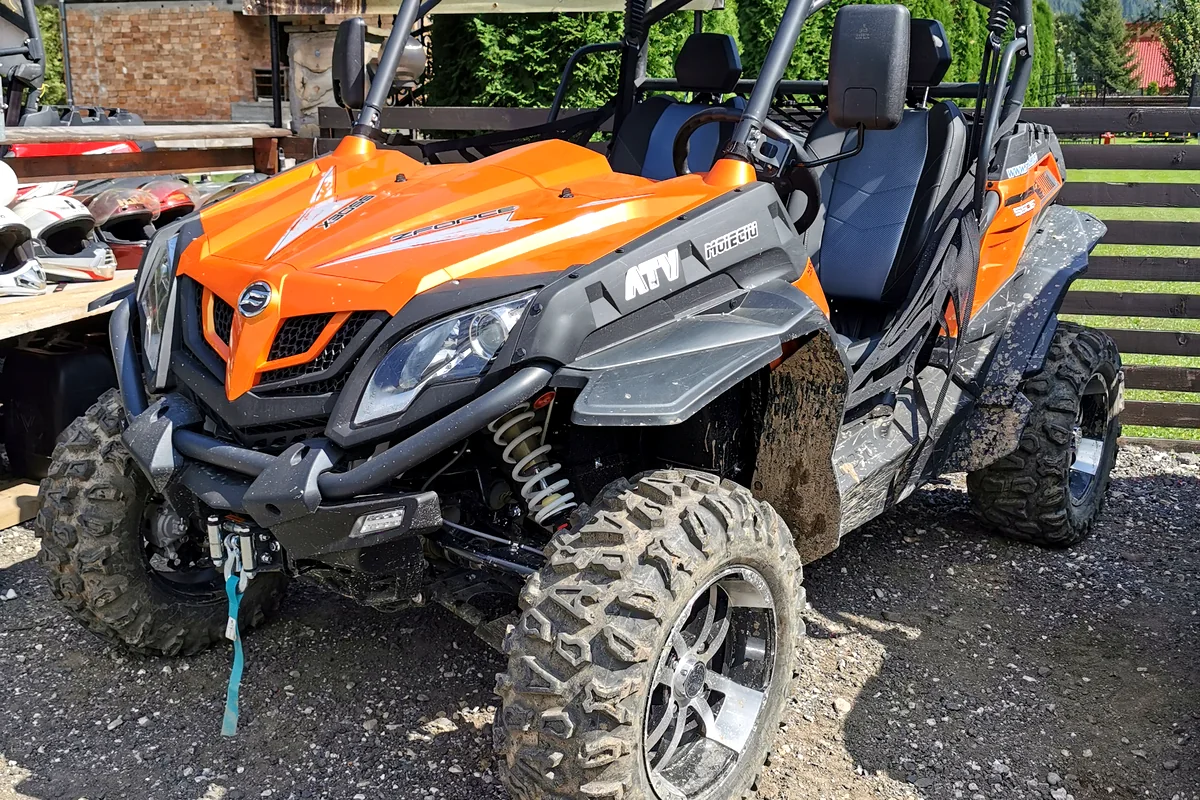 Buggy CAN-AM 1000 pe teren off-road mediu spre dificil