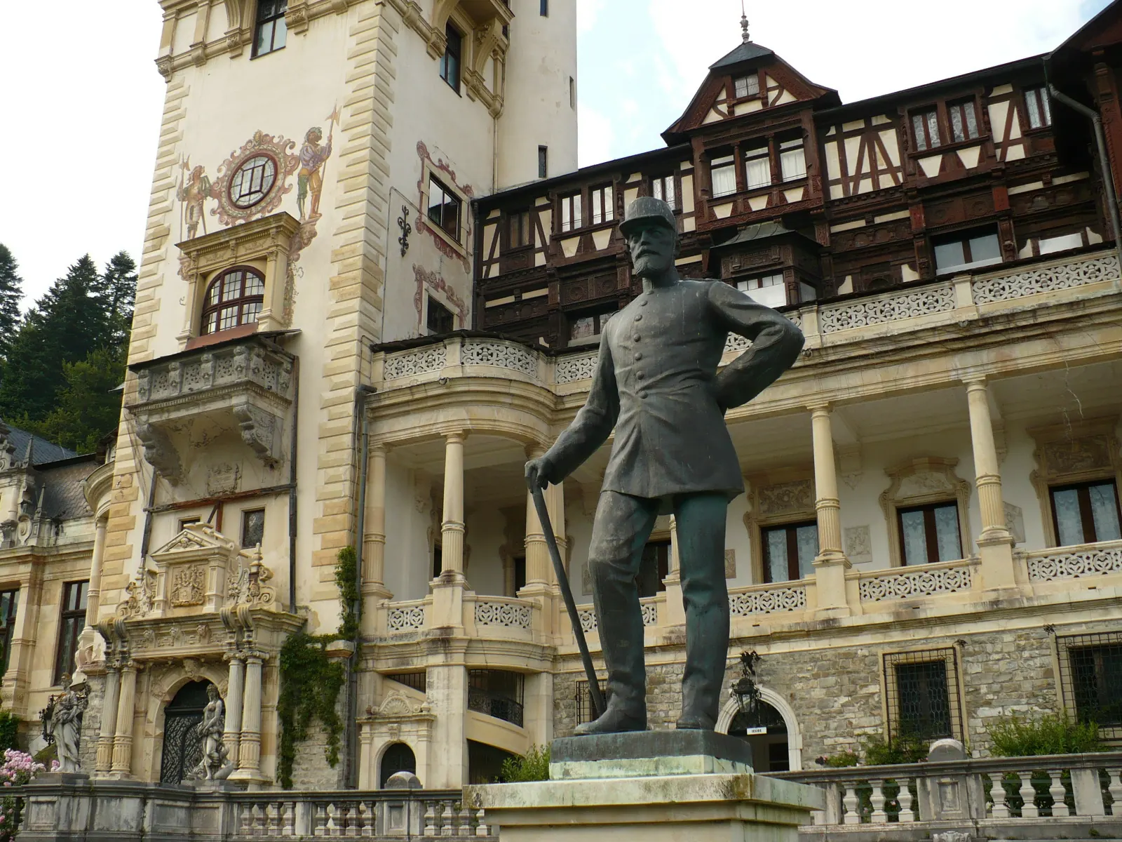 Detaliu al fațadei Castelului Peleș din Sinaia, reper regal al turului