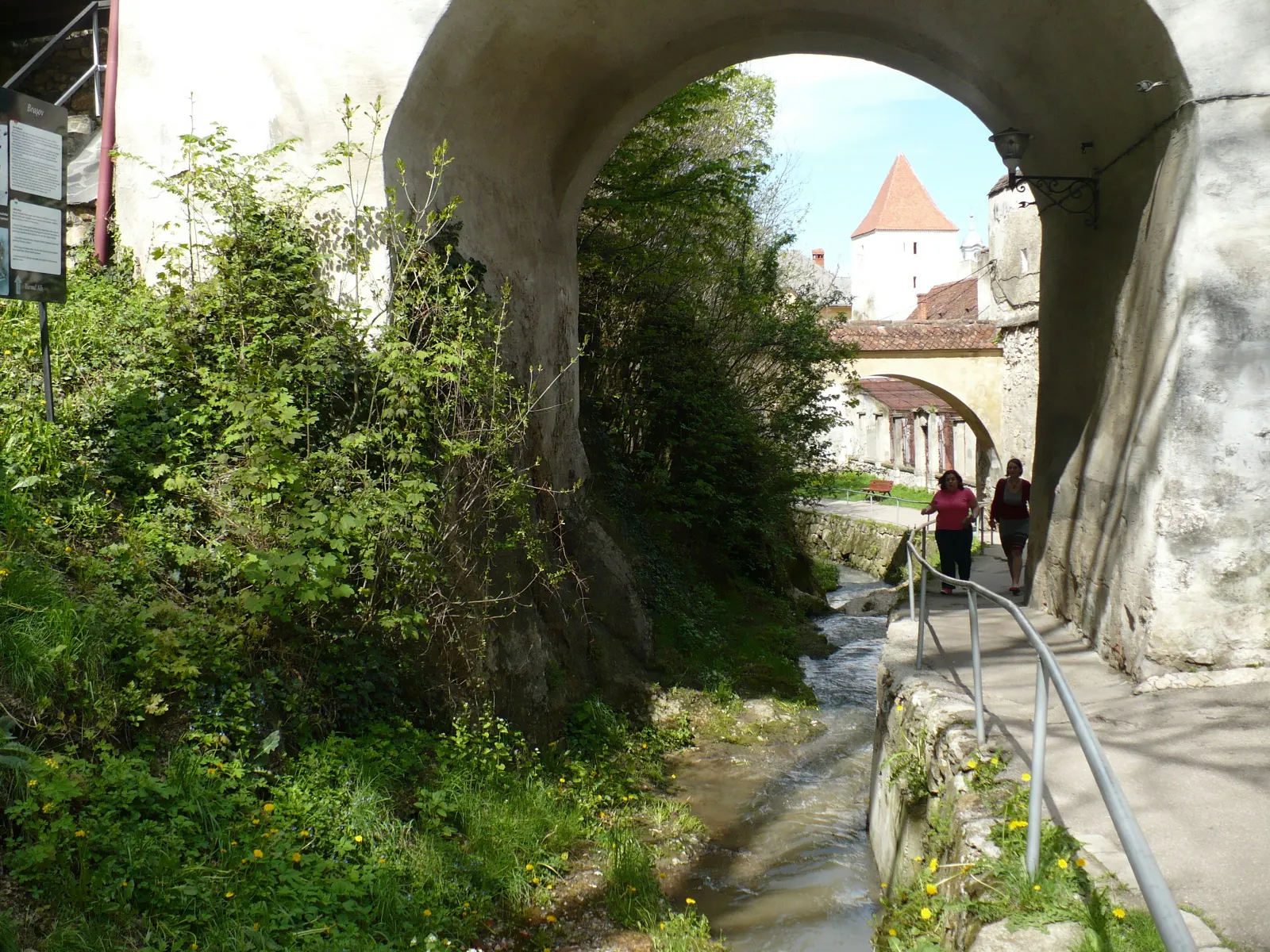 Ziduri medievale și fortificații istorice din Brașov explorate cu ghid local