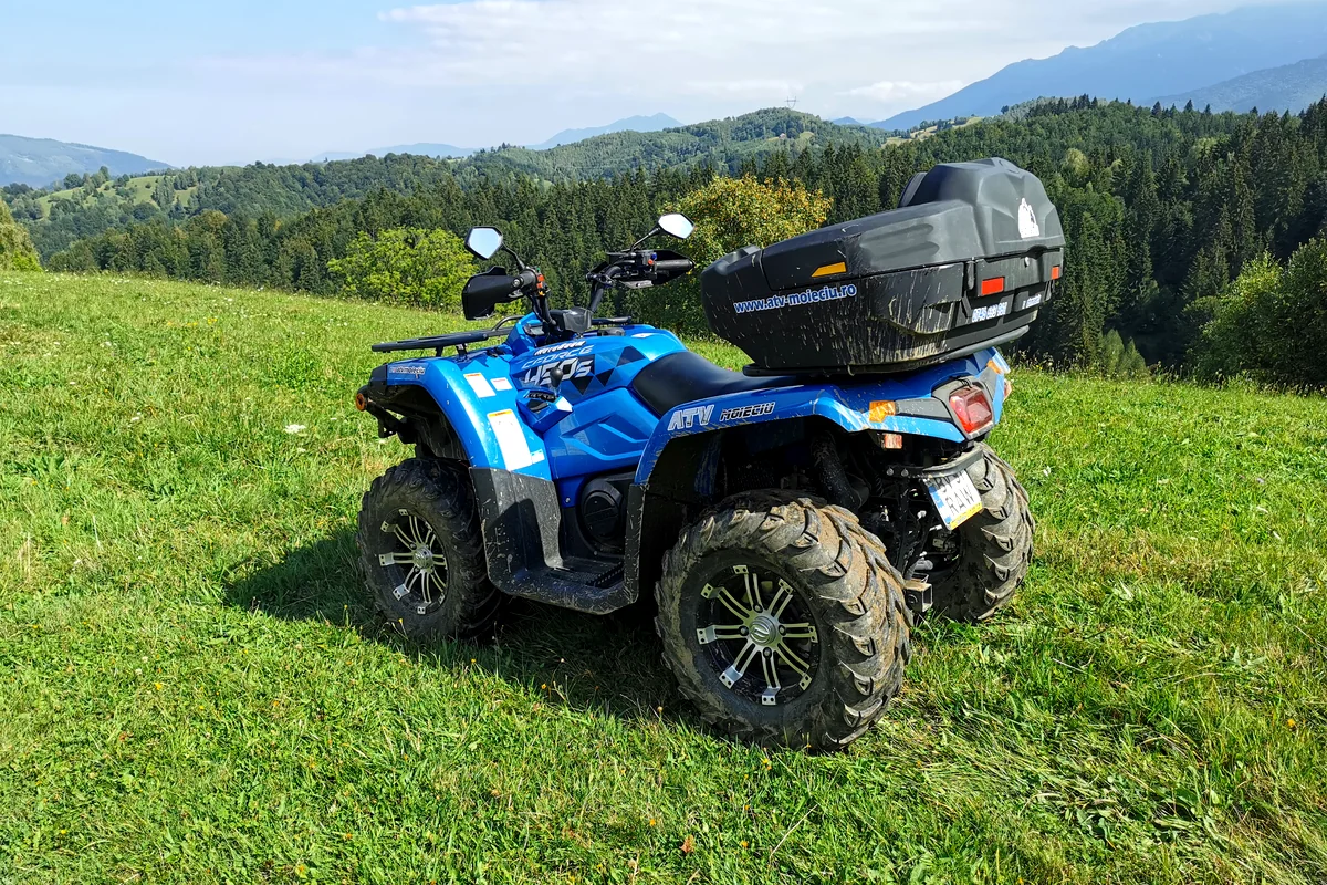 ATV CF MOTO 450 în tur off-road extins prin peisaje montane