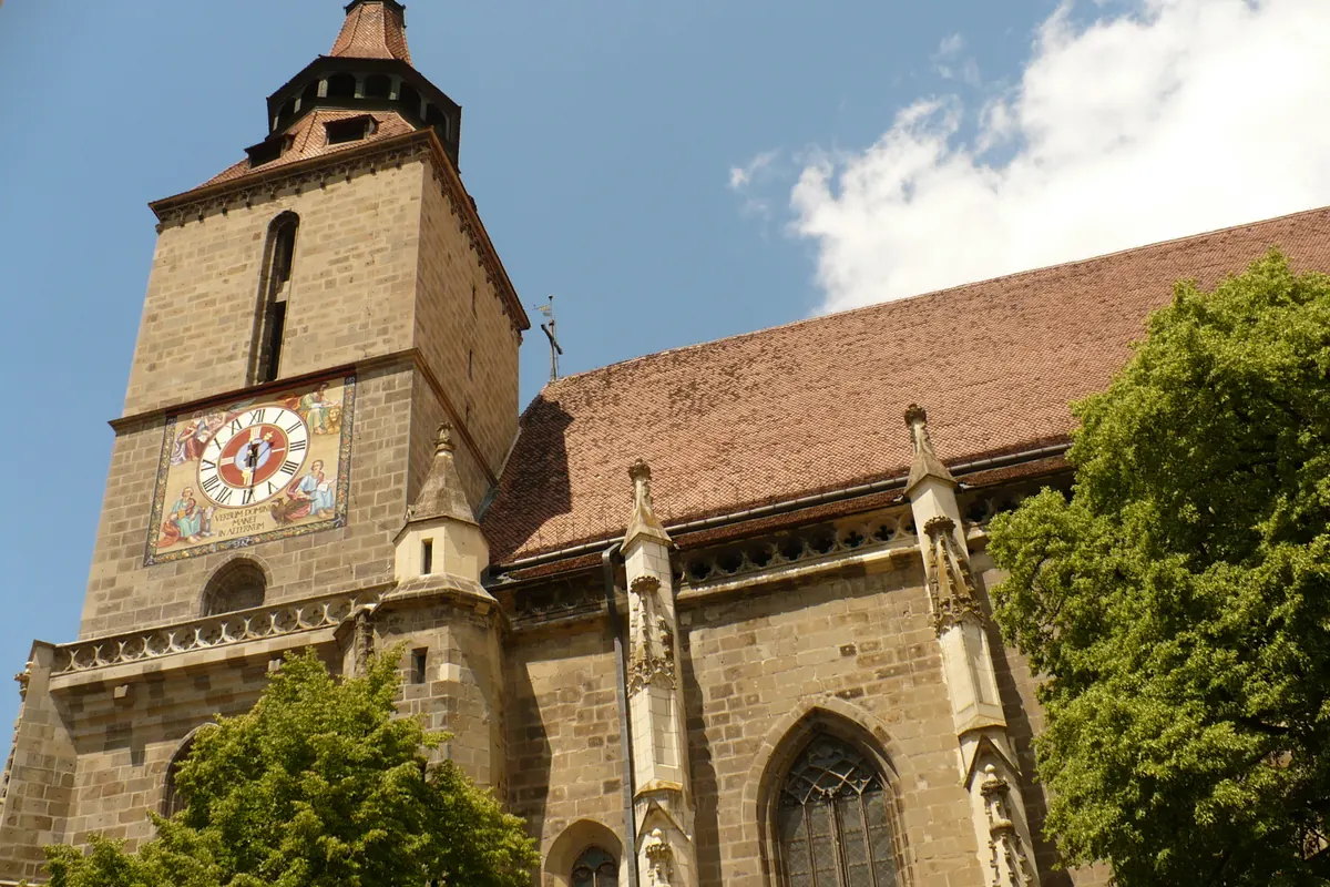 Biserica Neagră din Brașov, reper central al turului privat pietonal prin centrul istoric