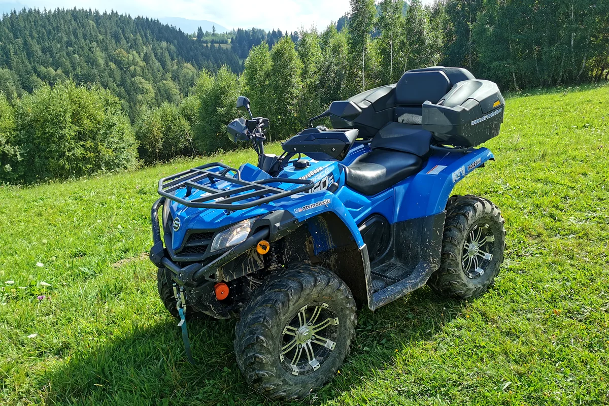 ATV CF MOTO 450 pe teren off-road mediu spre dificil