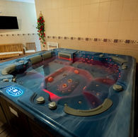 Jacuzzi modern cu iluminare LED colorata si jeturi active la Max International Rasnov