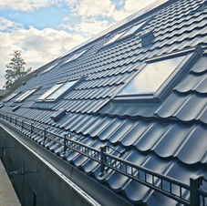 Abgeschlossenes Metalldach auf einem Wohnhaus.