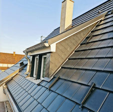 Solarmodule entlang eines geneigten Dachs ausgerichtet.