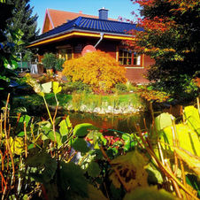 Dachsanierung mit neuen Metallplatten.