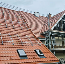 Evertile Dach mit Einbau von Solarhaltern und VELUX Austeigefenster.