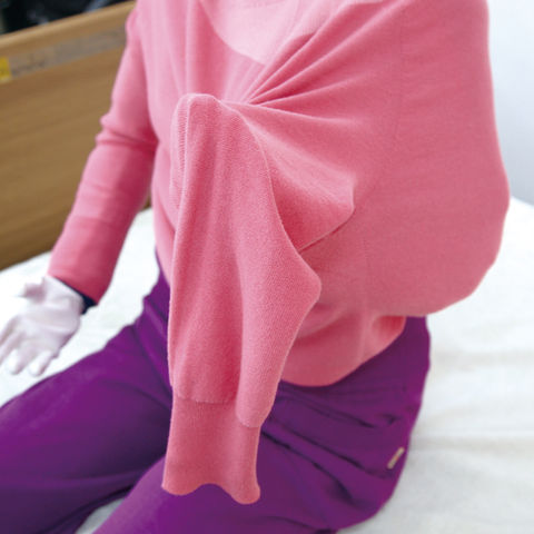 腕が上がらなくても楽に脱ぎ着できます