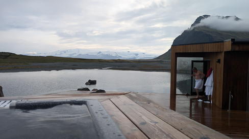 Hot tub, sauna and a pond at Hótel Jökulsárlón