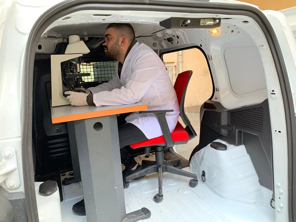 Mobil asbest analizi: Bilim insanı laboratuvarda asbest örneğini inceliyor