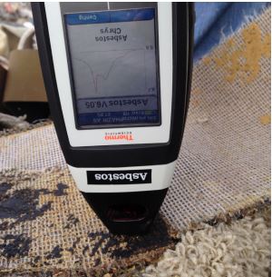 Mobil asbest analizi cihazı, örnek üzerinde.  AgtVonka