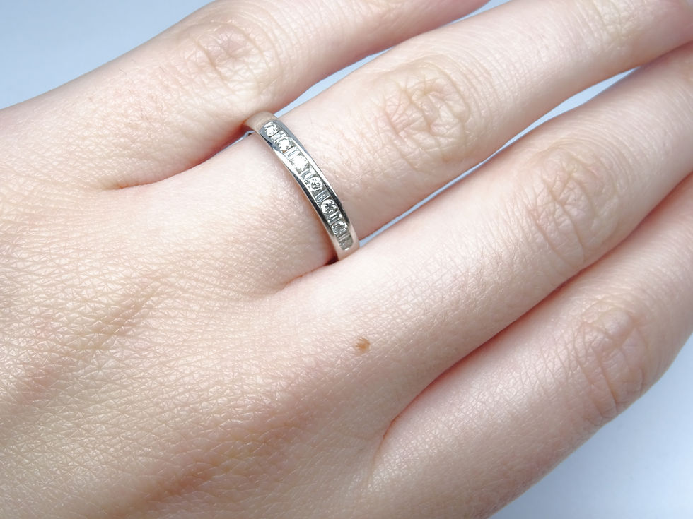 Thumbnail: Round & baguette cut diamond ring