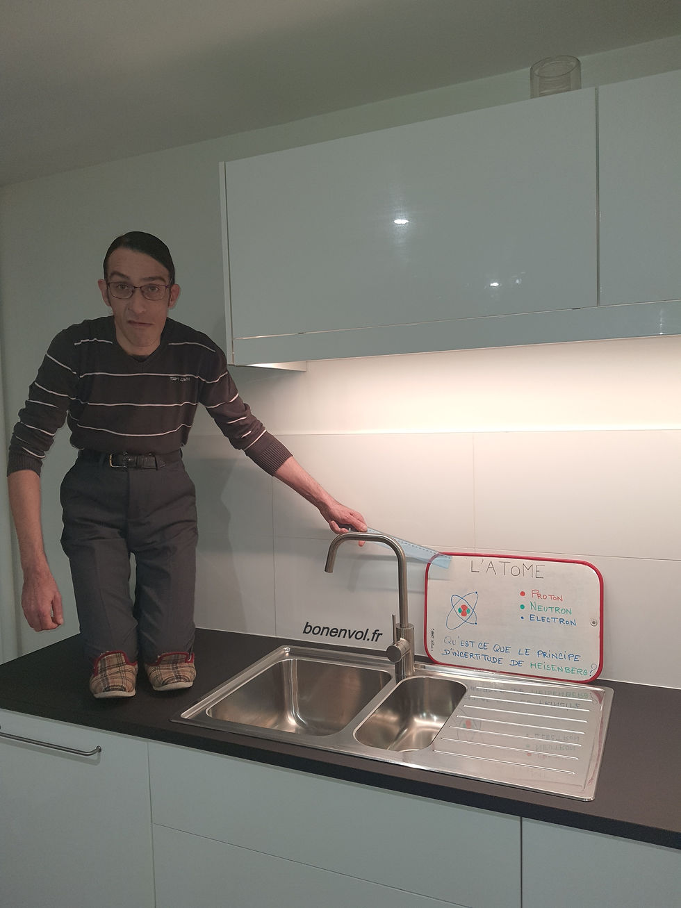 Évier qui brille me fait sourire - Particules