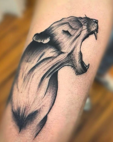 Tatouage d'un félin en style réaliste sur l‘avant-bras
