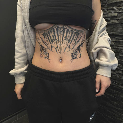 Tatouage sur le ventre de motifs conceptuels dark-gothique