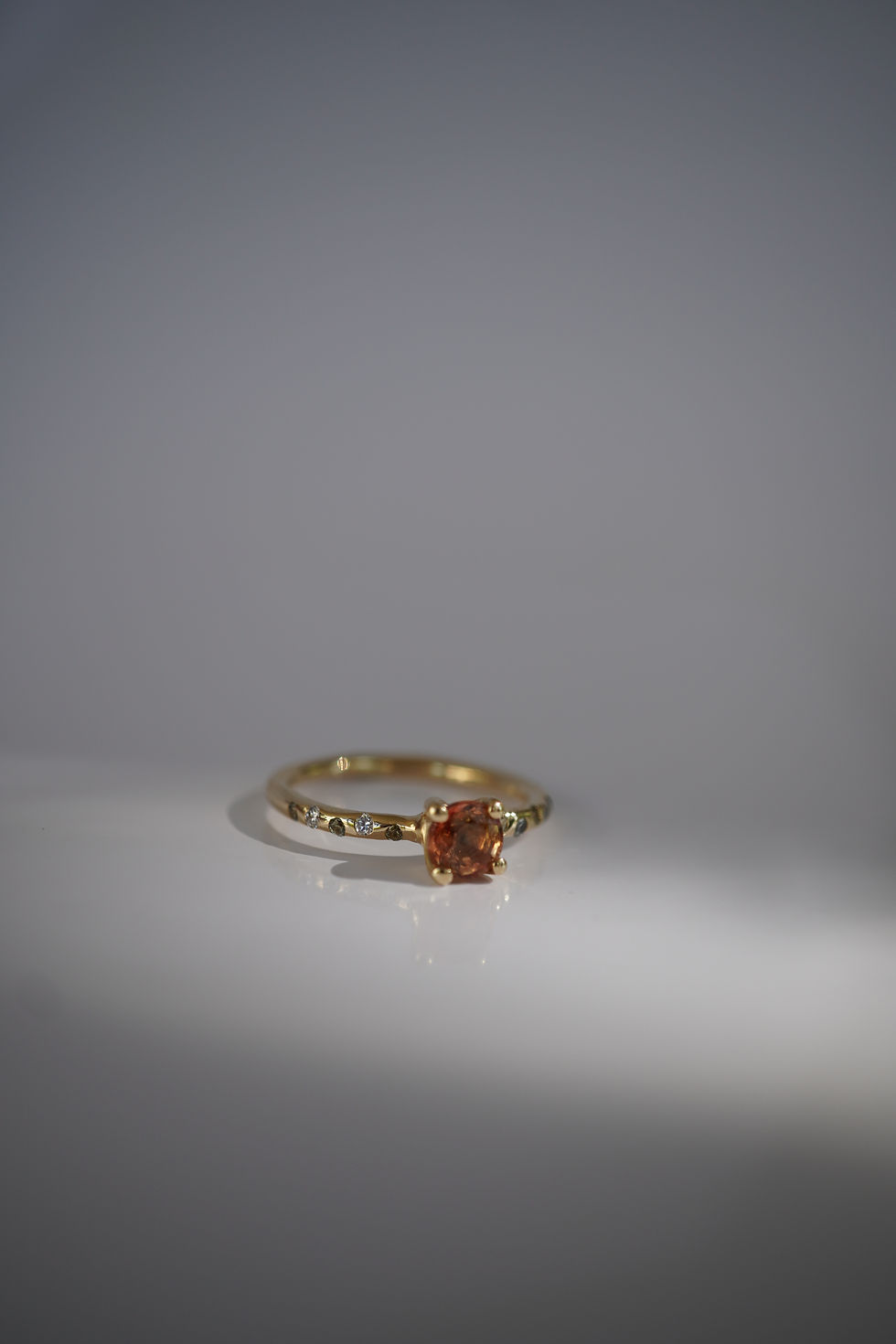 Miniaturbild: orange sapphire and stars beside