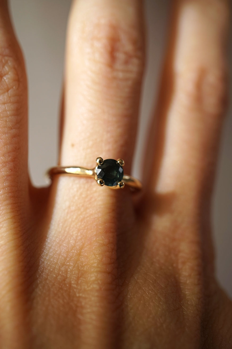 Thumbnail: Dark green sapphire