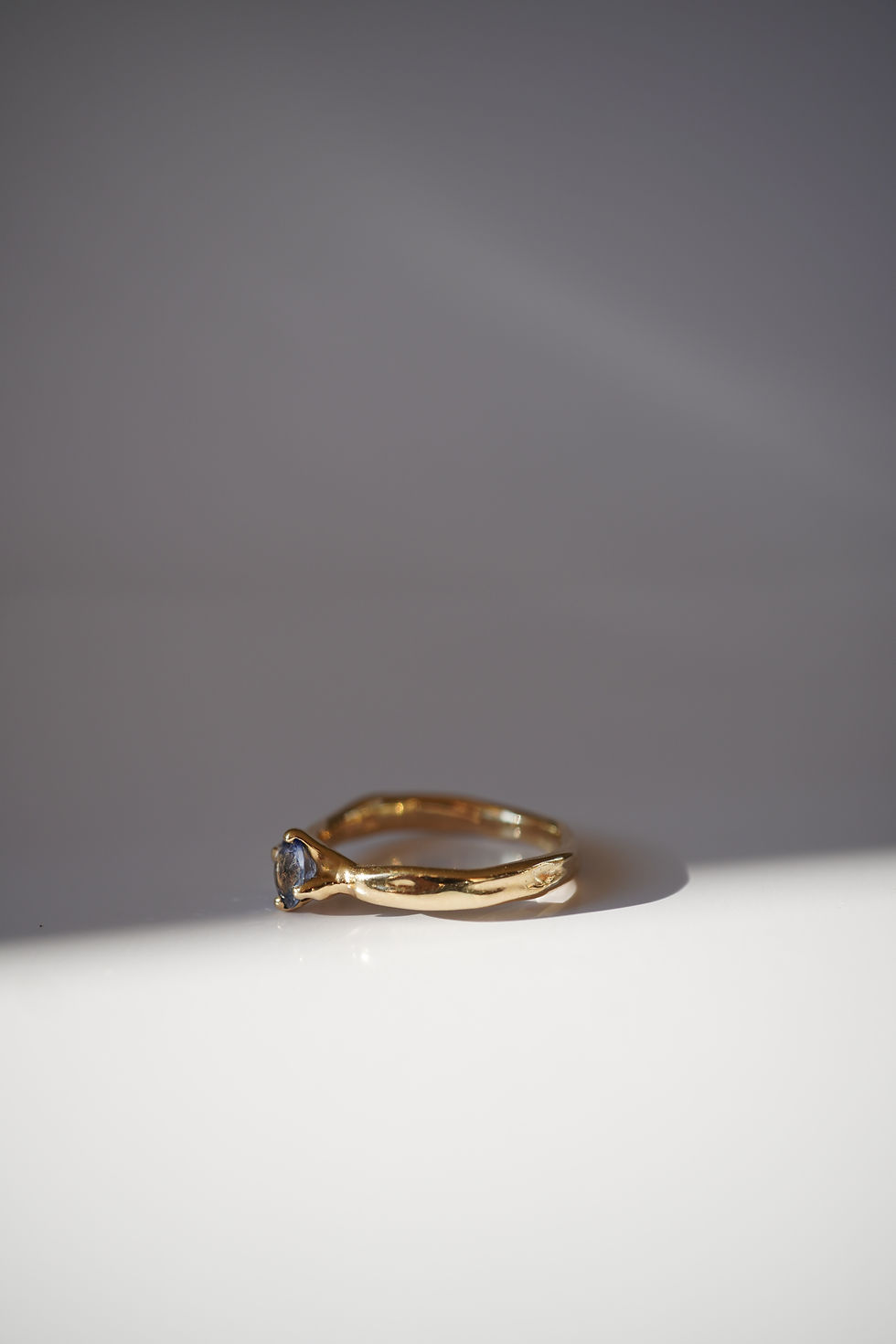 Thumbnail: light blue sapphire in wavy band