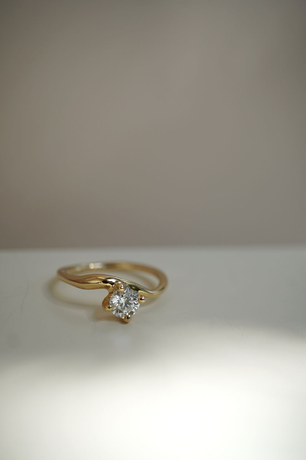 Miniaturbild: wavy bubble ring and floating diamond