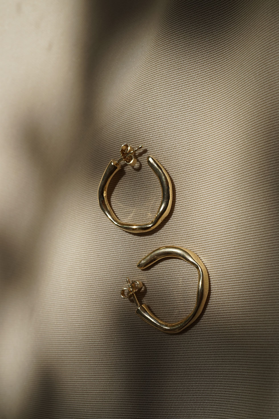 Thumbnail: wavy hoop earrings