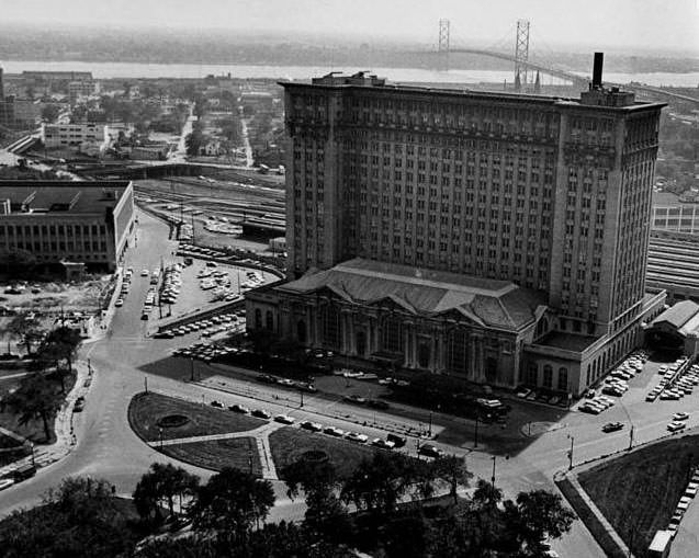 Thumbnail: Alleys & Ruins no. 95, Central Station (2006, Detroit, MI, 12:15am)