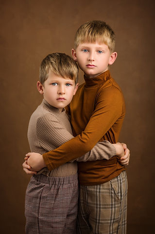 Siblings photo session in Hemel Hempstead, Hertfordshire