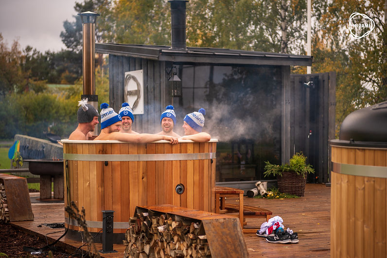 Spa nordique et sauna en bois au jardin