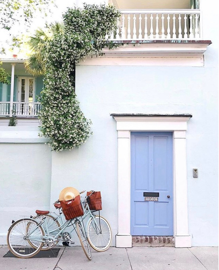 Interior design studio | Interior design blog | Interior designer | Blue front door, white house facade, bicycle with basket, bike with front basket, foliage hanging from white balcony