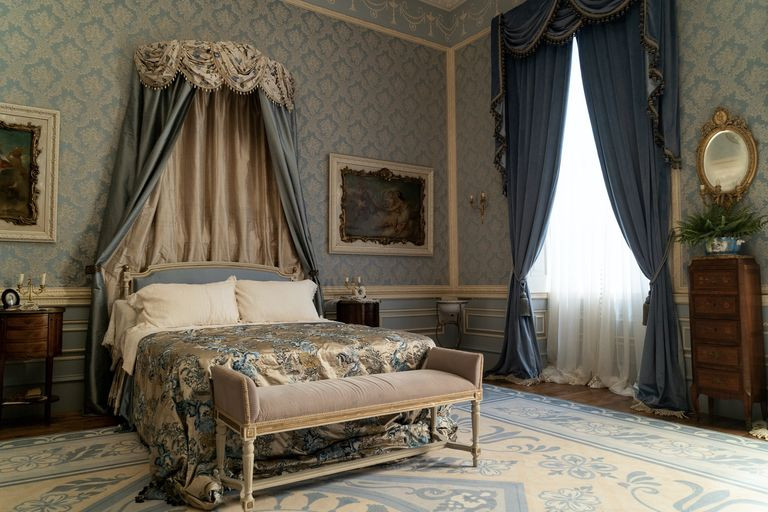 Daphne's Bedroom Bridgerton Series 1. Panelling, regency wallpaper, and heavy draped curtains epitomise the Georgian style. Photo credit Netflix