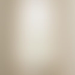 Cortinas de tela lisa beige con caída recta hasta el suelo, en un salón moderno y luminoso.