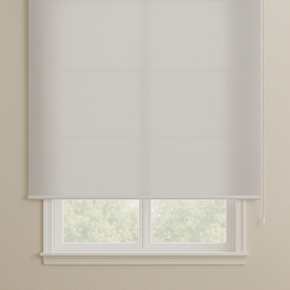 Estor enrollable en tono gris claro translúcido, diseño funcional y discreto para salón moderno.