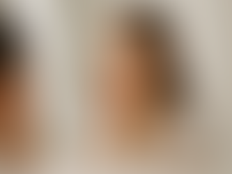 Mujer frente al espejo con piel natural y luminosa.