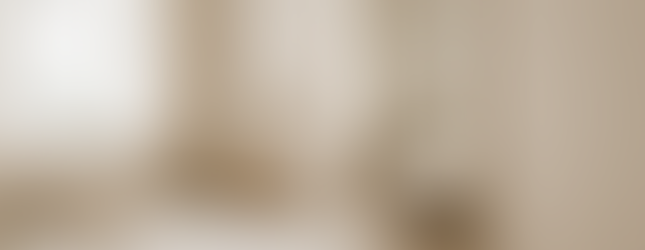 Habitación pequeña con un espejo grande colocado frente a la ventana, reflejando la luz natural y creando mayor sensación de espacio.