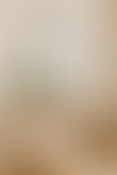 Espejos decorativos grandes de forma redonda con marco negro fino, colocados en un salón minimalista con sofá beige y luz natural.