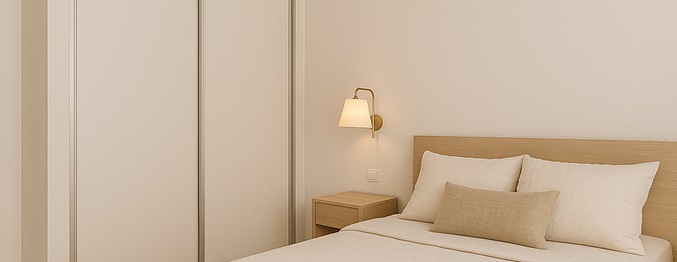 Dormitorio moderno y minimalista con armario de puertas correderas, ambiente despejado que maximiza el espacio disponible.