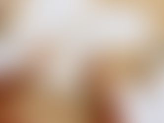 Ilustradora de moda dibujando prendas sobre un figurín femenino en su cuaderno de diseño