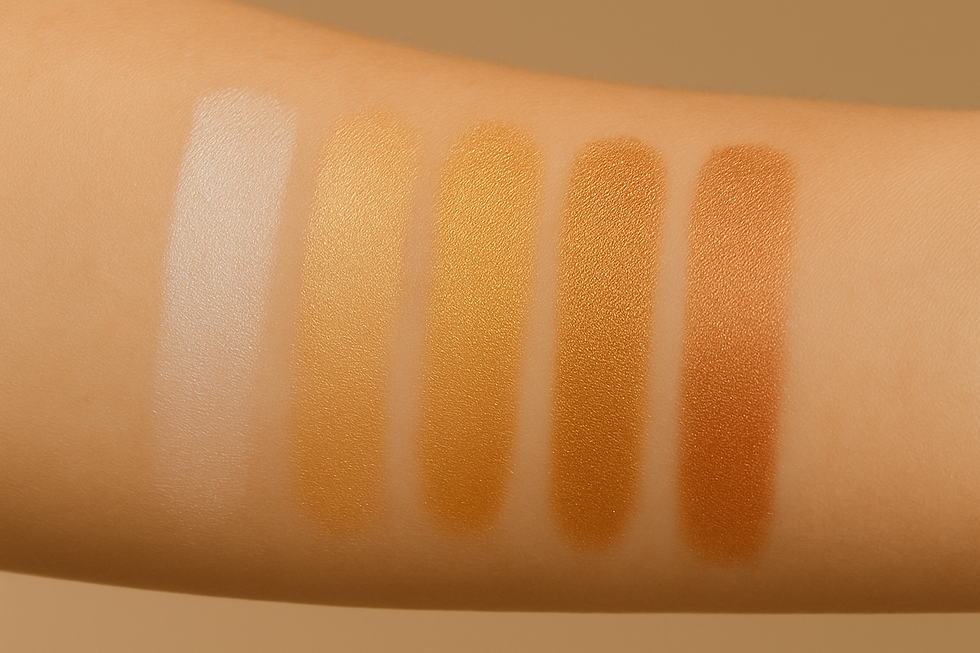 Iluminadores en tonos claros, dorados, bronce y cobre aplicados en tiras para comparar.