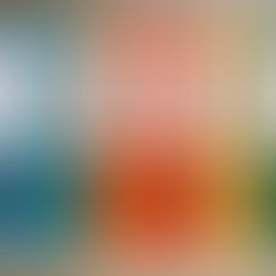 Archivadores de anillas con etiquetas visibles en estantería blanca para mantener documentos organizados.