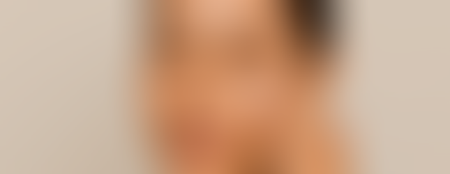 Aplicación de primer facial en la zona T para fijar la base de maquillaje.