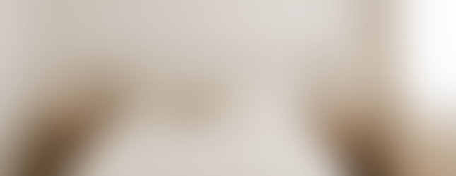 Dormitorio pequeño con paredes blancas y ropa de cama en tonos beige claro, estilo minimalista y luminoso que aporta amplitud.